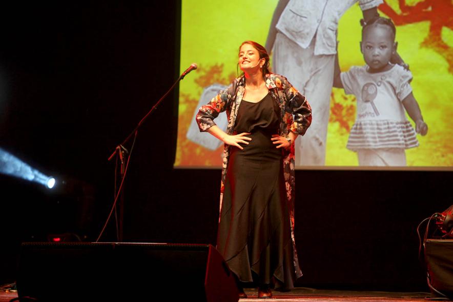 Concierto Fundación Pablo Horstmann "Por Ellas en África" - Imagen de un momento de la actuación de la cantante Carmen de las Peñas, que actuó como telonera.