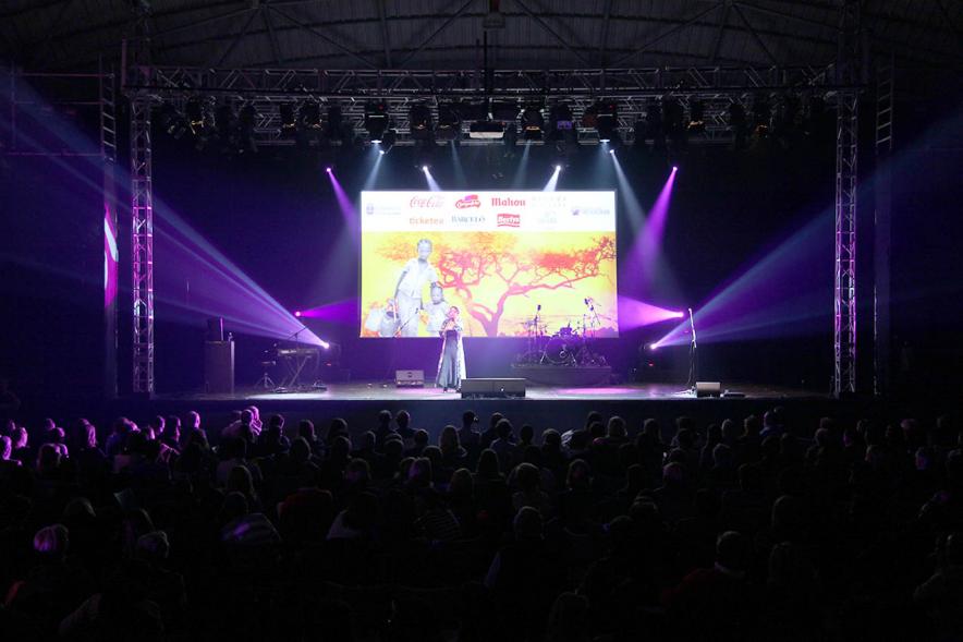 Concierto Fundación Pablo Horstmann "Por Ellas en África" - Imagen vista lejana del escenario donde hay una actuación.