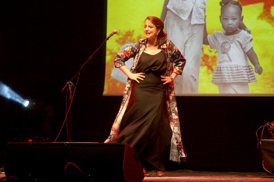 Concierto Fundación Pablo Horstmann "Por Ellas en África" - Imagen de un momento de la actuación de la cantante Carmen de las Peñas, que actuó como telonera.