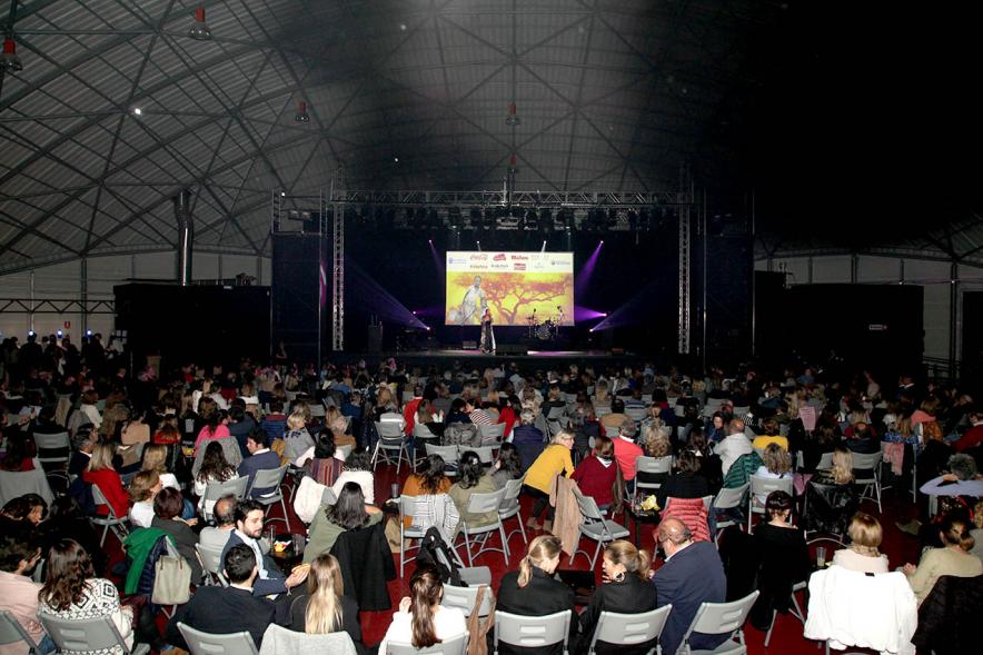 Concierto Fundación Pablo Horstmann "Por Ellas en África" -  Imagen vista panorámica del escenario y patio de butacas de donde se celebra el concierto.
