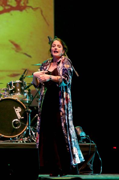 Concierto Fundación Pablo Horstmann "Por Ellas en África" - Imagen de un momento de la actuación de la cantante Carmen de las Peñas, que actuó como telonera.