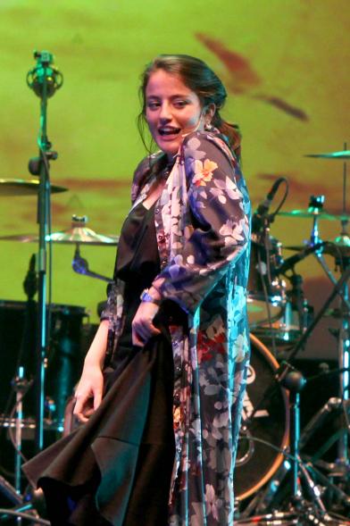 Concierto Fundación Pablo Horstmann "Por Ellas en África" - Imagen de un momento de la actuación de la cantante Carmen de las Peñas, que actuó como telonera.