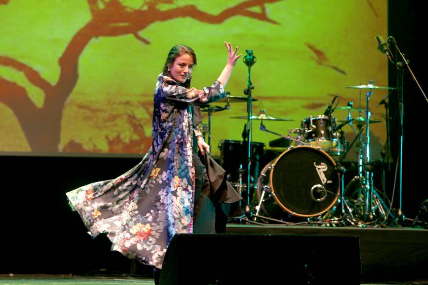 Concierto Fundación Pablo Horstmann "Por Ellas en África" - Imagen de un momento de la actuación de la cantante Carmen de las Peñas, que actuó como telonera.