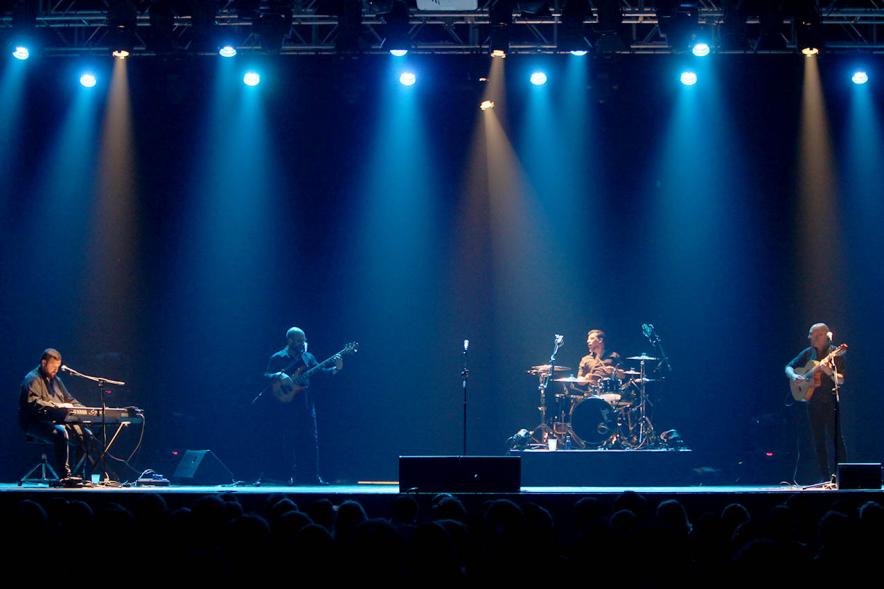 Concierto Fundación Pablo Horstmann "Por Ellas en África" - Imagen vista lejana del escenario donde hay una actuación.