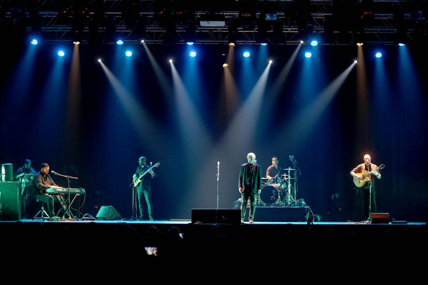 Concierto Fundación Pablo Horstmann "Por Ellas en África" - Imagen vista lejana del escenario donde hay una actuación.