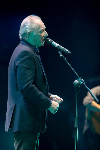 Concierto Fundación Pablo Horstmann "Por Ellas en África" - Imagen de un momento de la actuación del cantante José Manuel Soto.