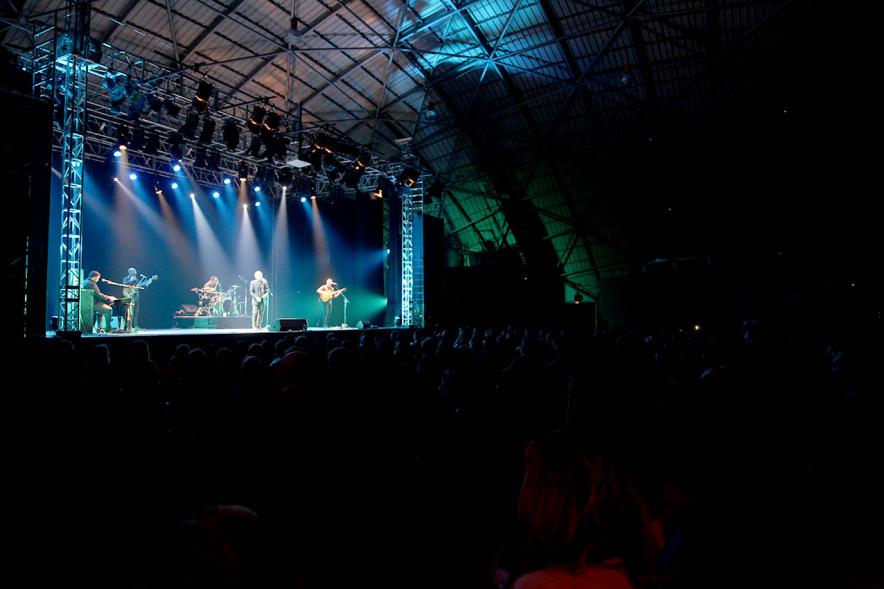 Concierto Fundación Pablo Horstmann "Por Ellas en África" - Imagen vista lejana del escenario donde hay una actuación.