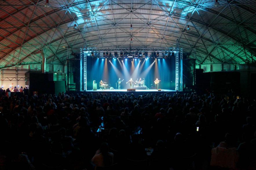 Concierto Fundación Pablo Horstmann "Por Ellas en África" - Imagen vista lejana del escenario donde hay una actuación.