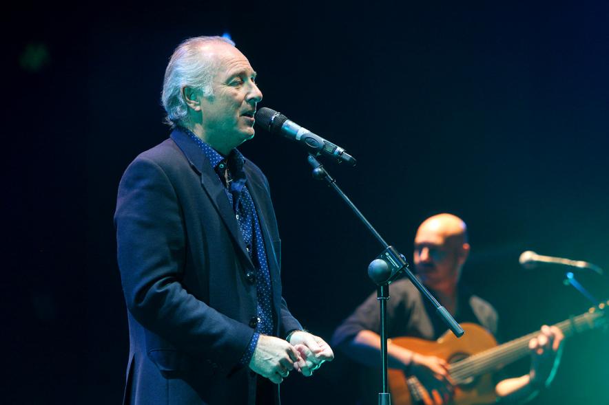 Concierto Fundación Pablo Horstmann "Por Ellas en África" - Imagen de un momento de la actuación del cantante José Manuel Soto.