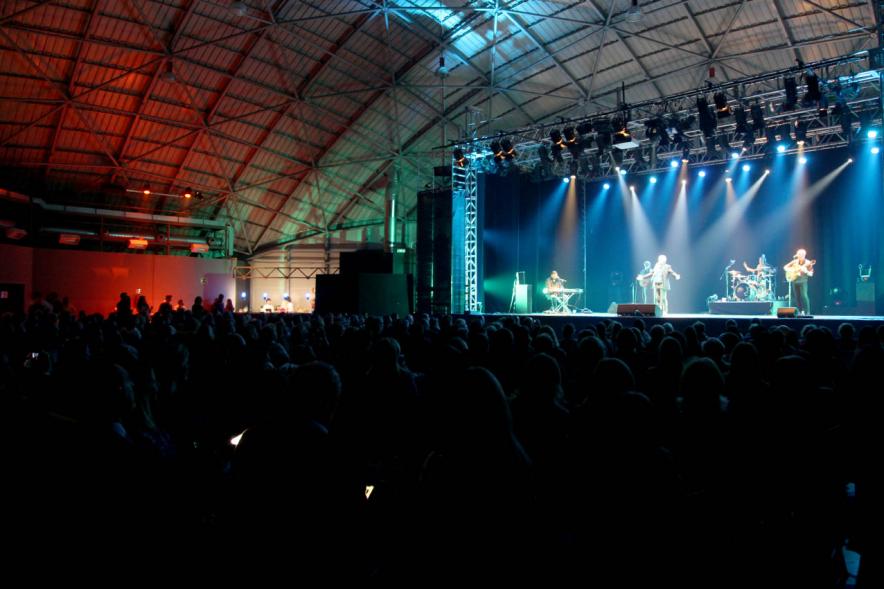 Concierto Fundación Pablo Horstmann "Por Ellas en África" - Imagen vista lejana del escenario donde hay una actuación.