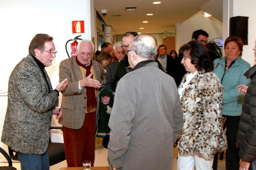Presentación Libro "Joven Ilusión en Manhattan" - Imagen del autor del libro Jorge Artes "Joven Ilusión en Manhattan" charlando con el público asistente.