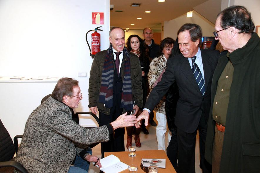 Presentación Libro "Joven Ilusión en Manhattan" - Imagen del alcalde García de Vinuesa saludando al  autor Jorge Artes.