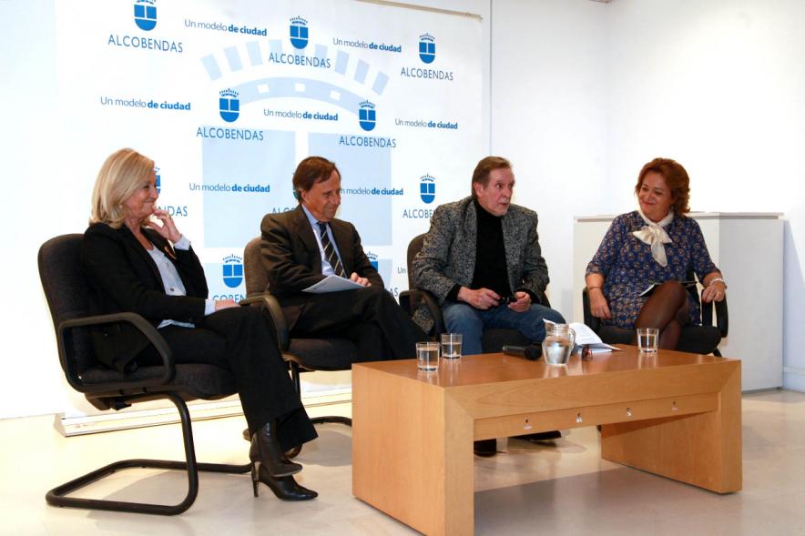 Presentación Libro "Joven Ilusión en Manhattan" - Imagen del autor del libro Jorge Artes "Joven Ilusión en Manhattan" dirigiéndose al público asistente.