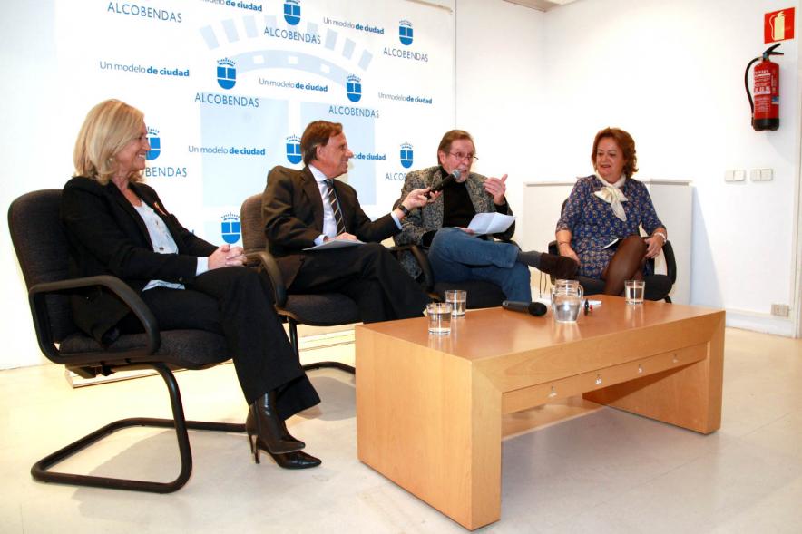Presentación Libro "Joven Ilusión en Manhattan" - Imagen del lugar que ocupan las personas encargadas de la presentación.