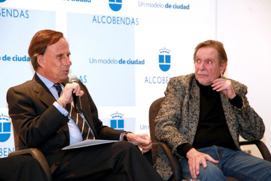 Presentación Libro "Joven Ilusión en Manhattan" - Imagen del alcalde García de Vinuesa hablando para el público junto al autor del libro Jorge Artes.