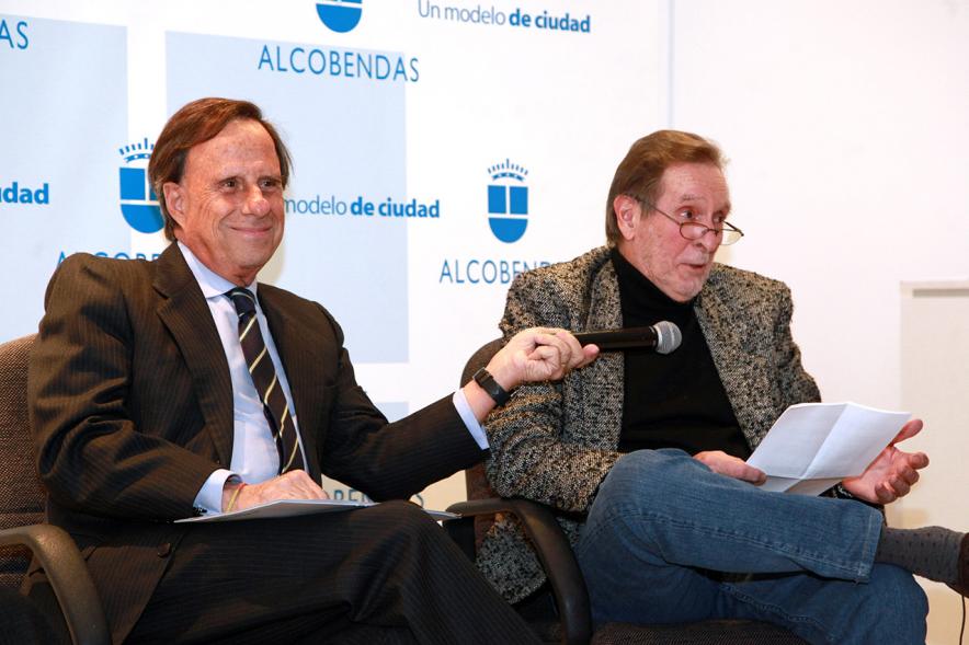 Presentación Libro "Joven Ilusión en Manhattan" - Imagen del alcalde García de Vinuesa hablando para el público junto al autor del libro Jorge Artes.