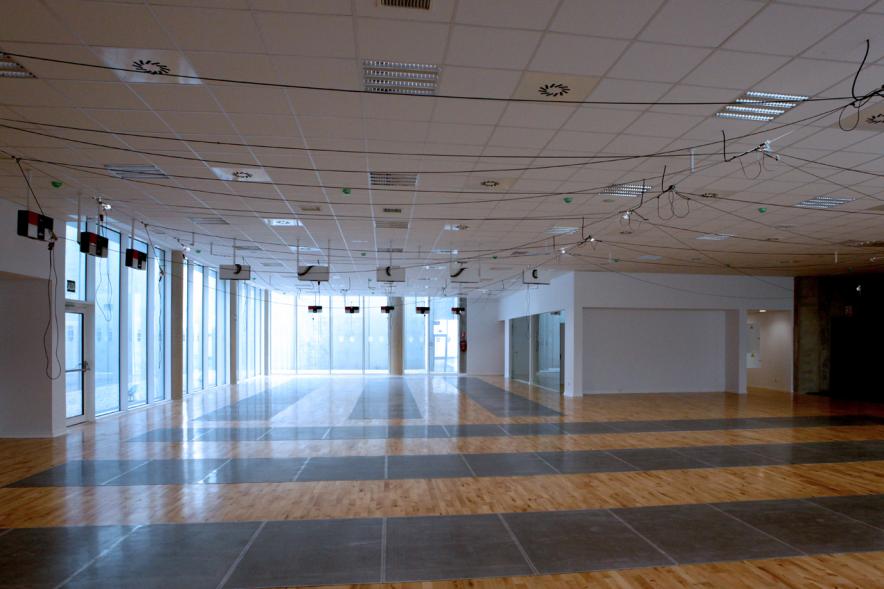 Área de oficinas en el Interior del pabellón del distrito centro durante su remodelación