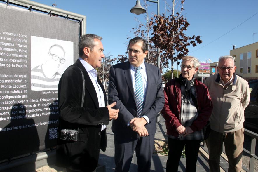 Inauguración Exposición "Iconos P.P.M." de Pablo Pérez Mínguez - Las autoridades y el autor en la exposición.