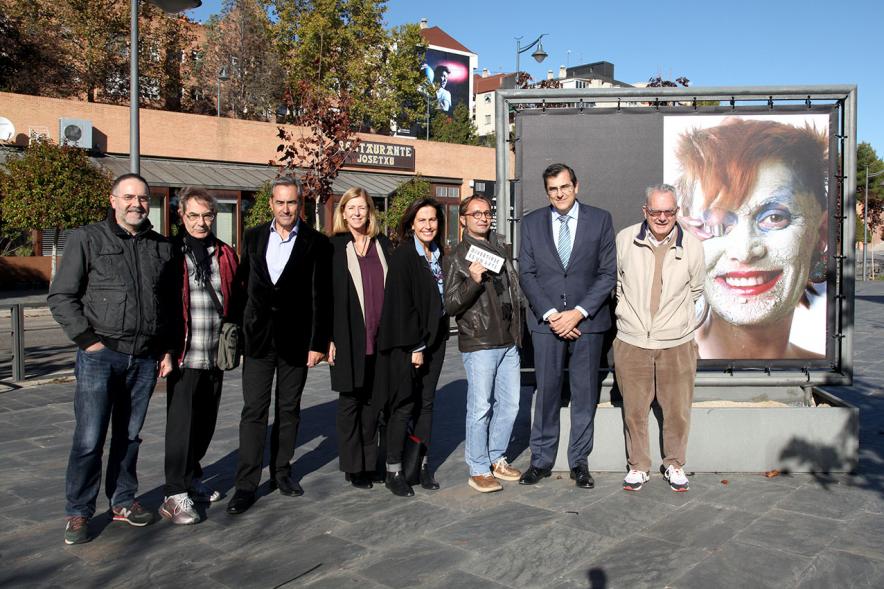 Inauguración Exposición "Iconos P.P.M." de Pablo Pérez Mínguez - Las autoridades y el autor en la exposición.