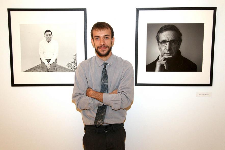Pablo Tribello con dos de sus obras en la exposición.