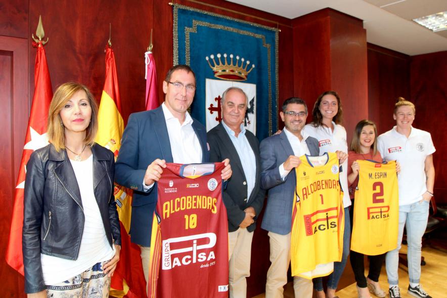 Firmantes posan tras la firma