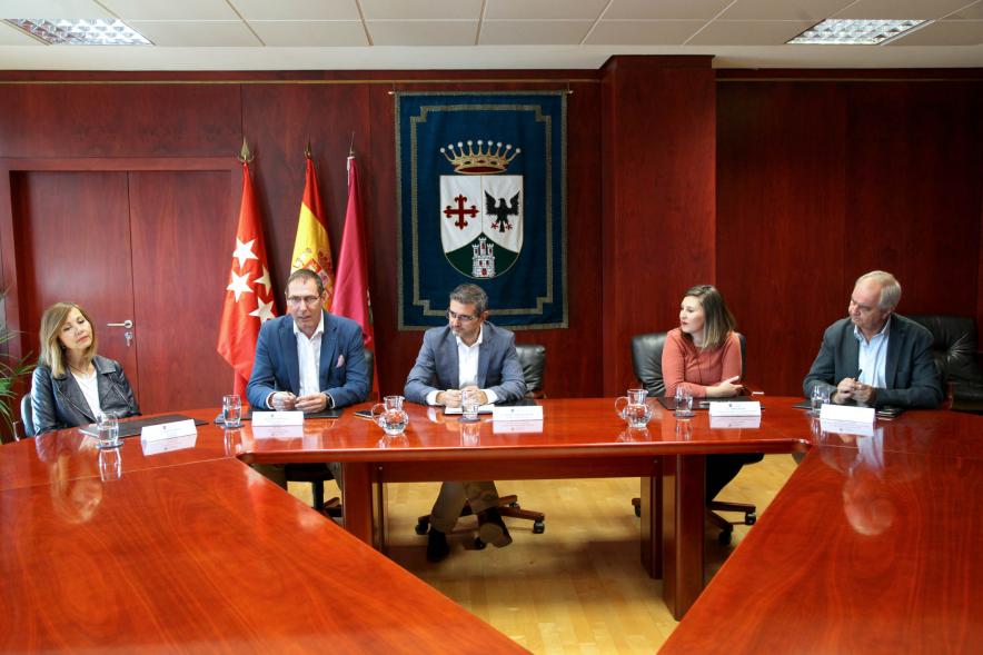 Representantes de cada una de las partes en la firma del acuerdo
