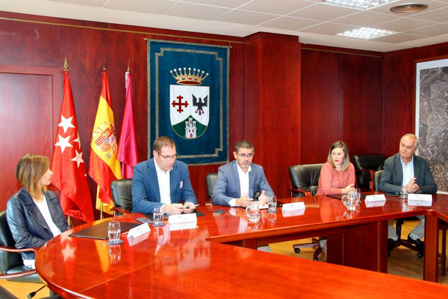 Firmantes charlan durante el encuentro