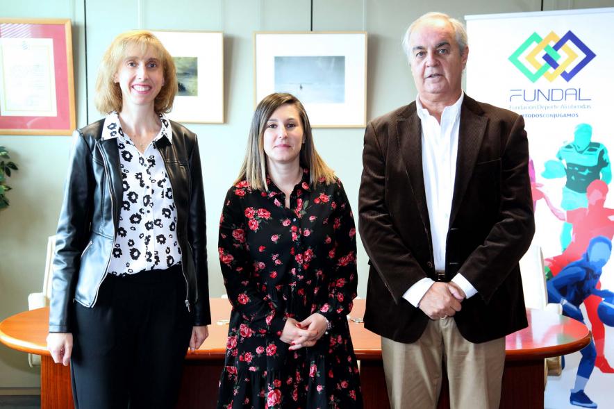 Firmantes posan tras la firma