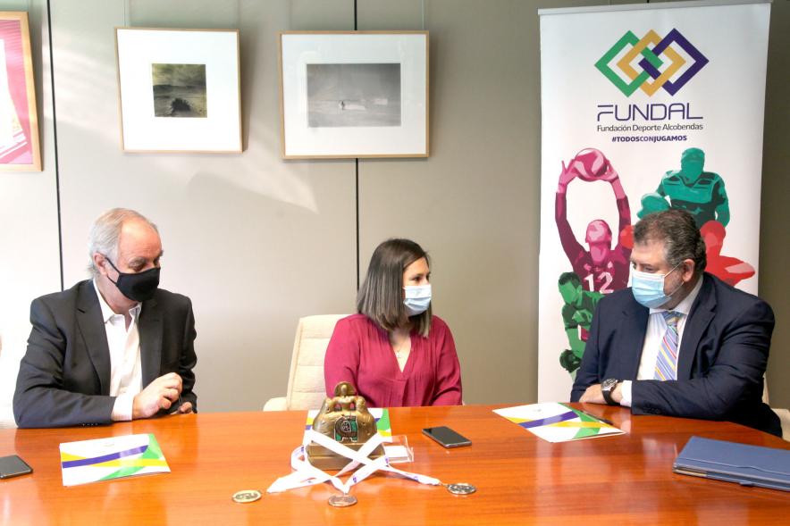 Firmantes charlan durante el encuentro