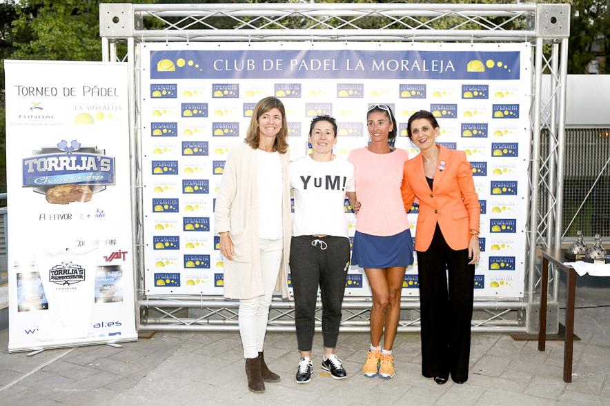 Torneo de Padel Torrija´s Championship - La ganadora con las concejales.