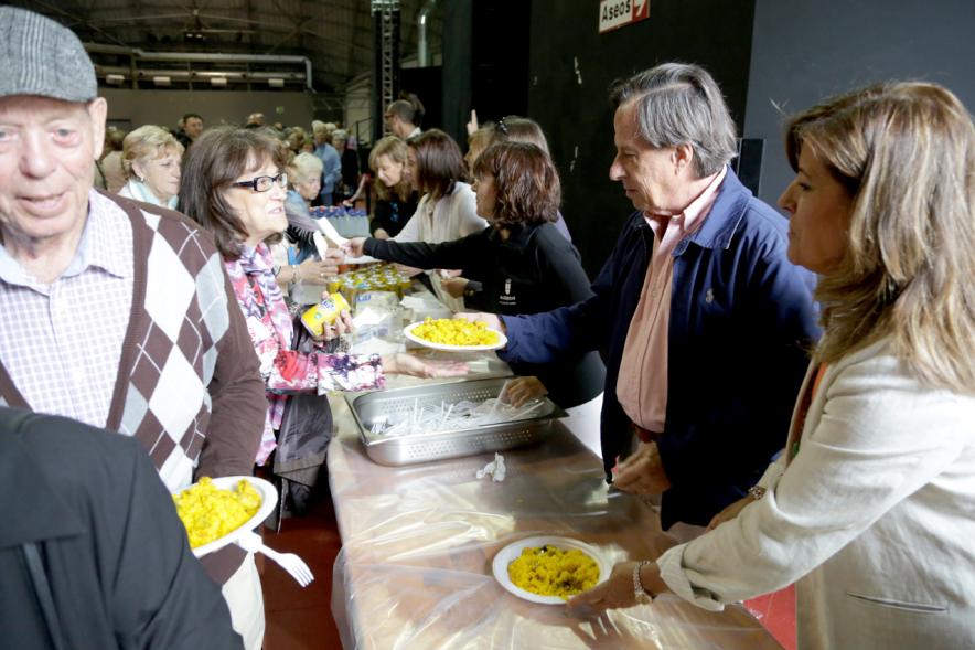 Semana del Mayor 2016 - Degustación de Paella - García de Vinuesa repartiendo la paella.