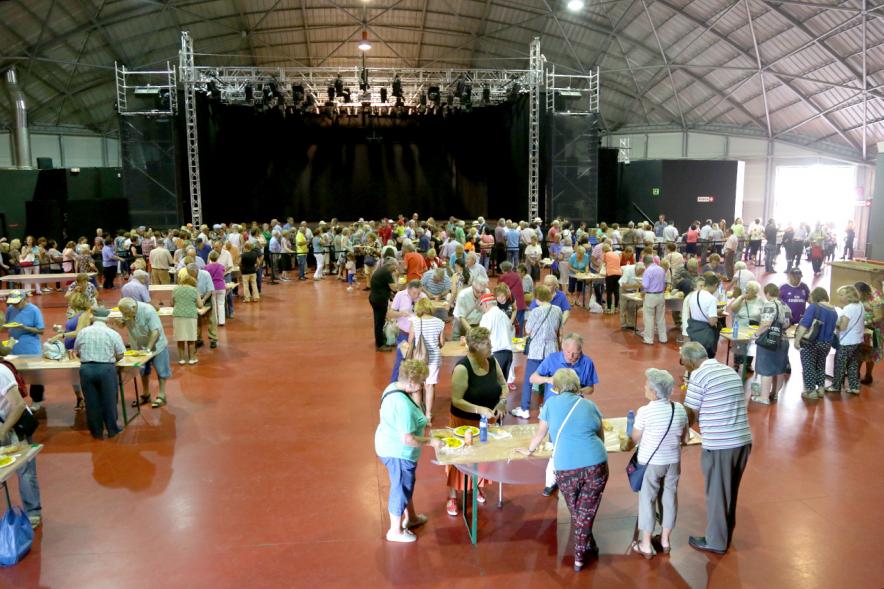 Participantes en la degustación de paella