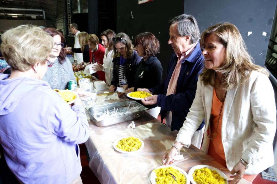 Semana del Mayor 2016 - Degustación de Paella -  García de Vinuesa repartiendo la paella.