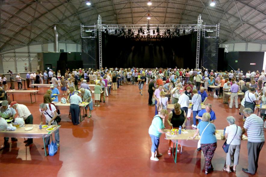 Participantes en la degustación de paella. 