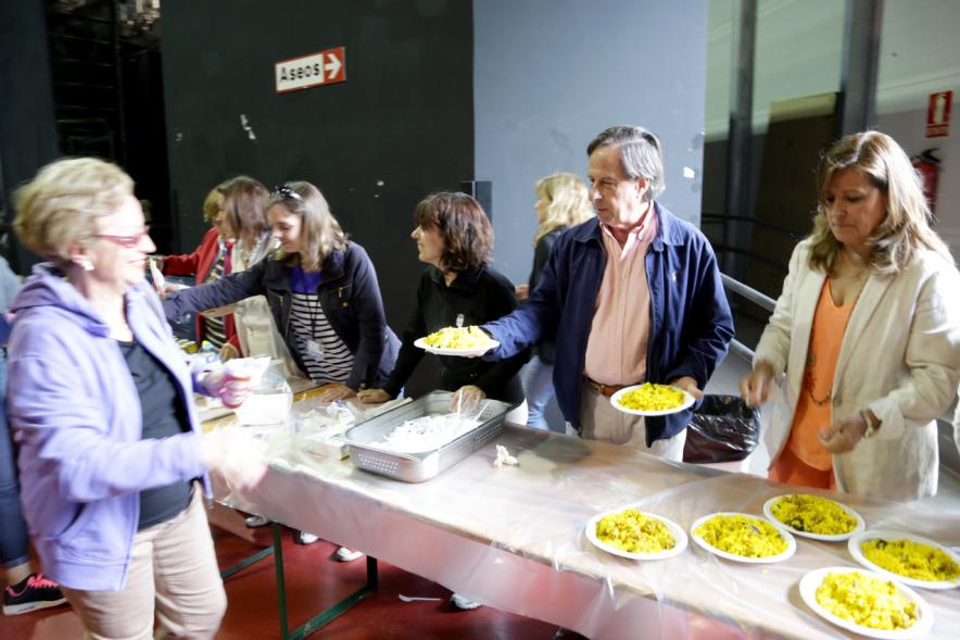 Semana del Mayor 2016 - Degustación de Paella - García de Vinuesa repartiendo la paella. 