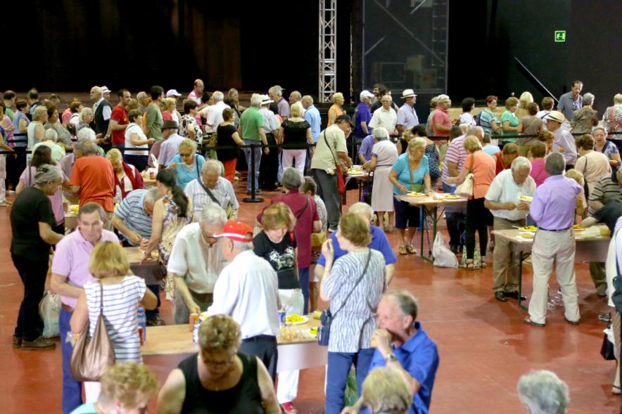 Participantes en la degustación de paella. 