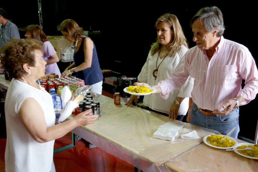 Alcalde Ignacio de Vinuesa y concejala Mónica Sánchez Galán sirviendo a los comensales.   