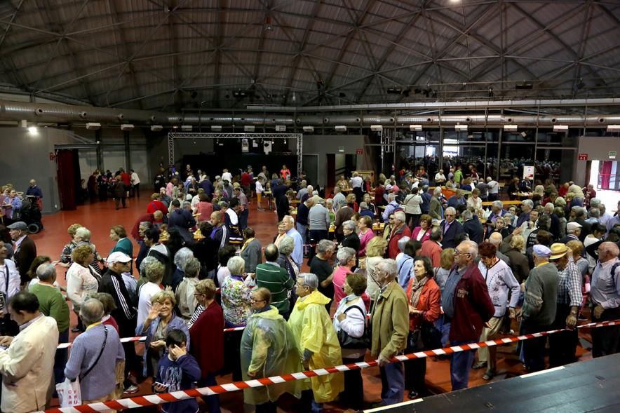 Semana del Mayor 2016 - Degustación de Paella -  Los asistentes esperando la paella.