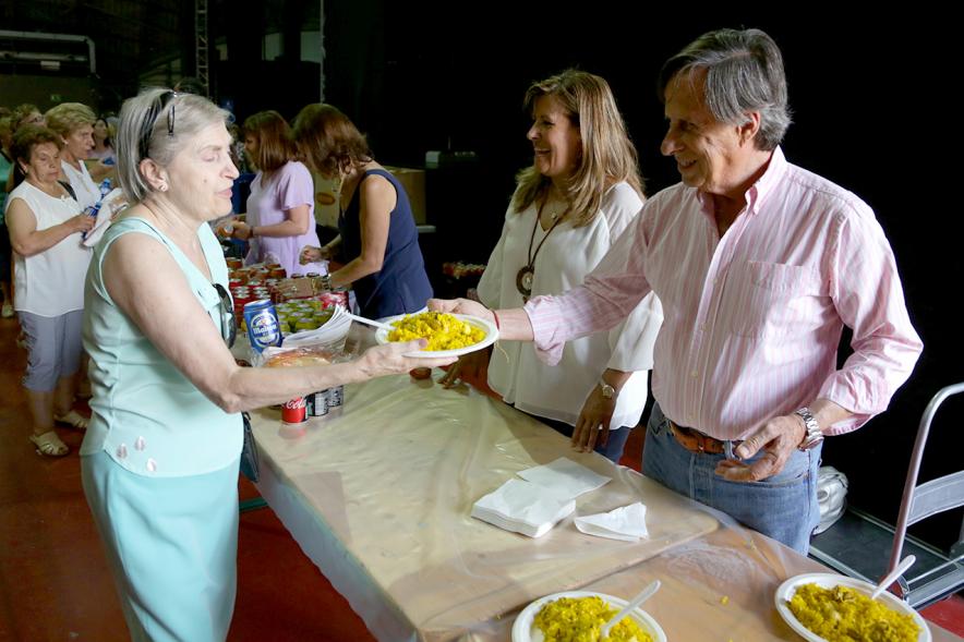 Alcalde Ignacio de Vinuesa y concejala Mónica Sánchez Galán sirviendo a los comensales.   