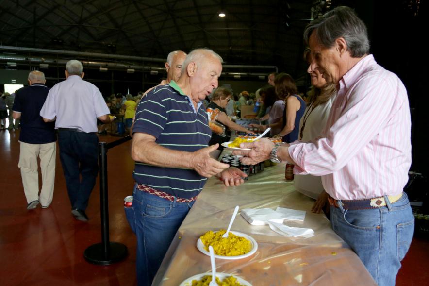 Alcalde Ignacio de Vinuesa y concejala Mónica Sánchez Galán sirviendo a los comensales.   