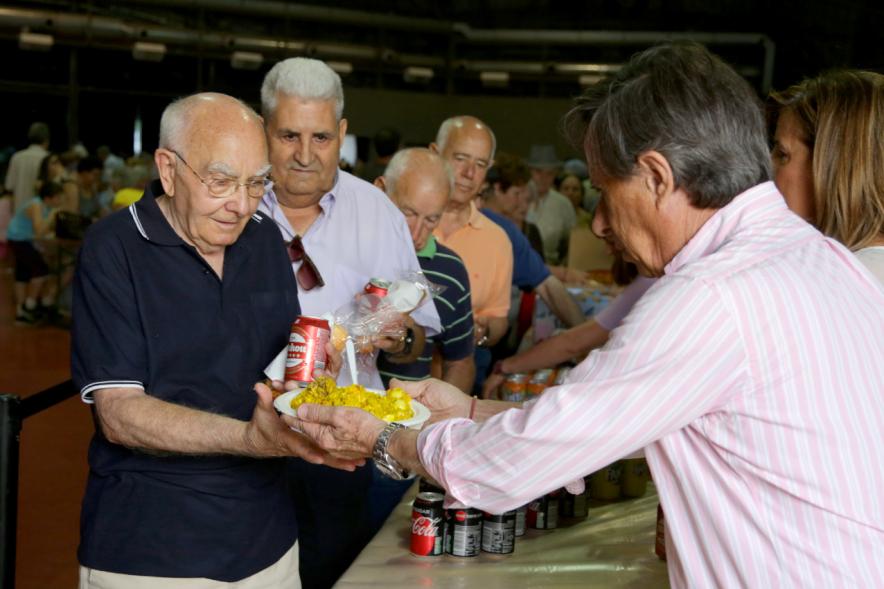 Alcalde Ignacio de Vinuesa sirviendo a los comensales.   