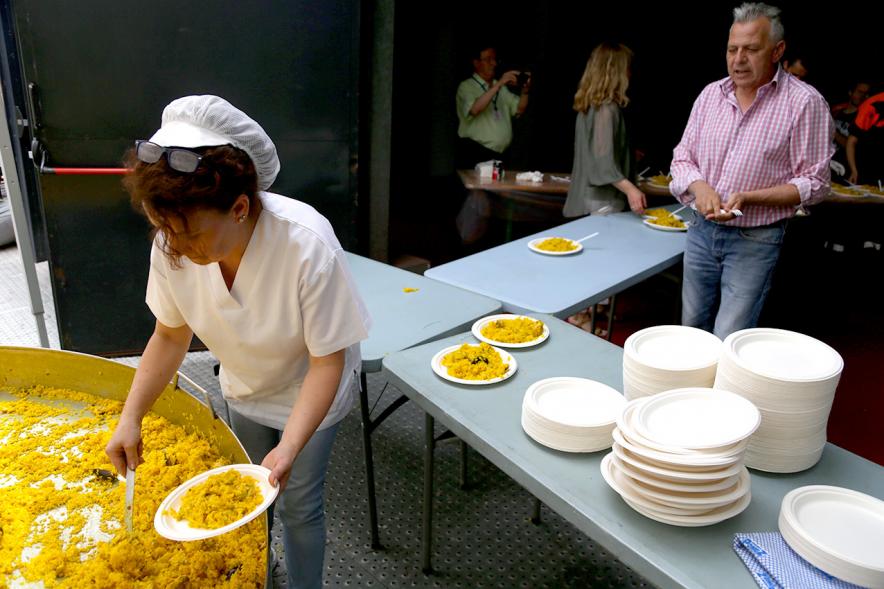  Cocinera sirviendo paella.
