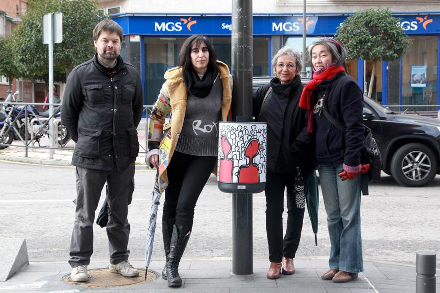 Visita a las Papeleras Diseñadas por el Colectivo ADOS - Imagen de varias personas posando junto a una de las papeleras.