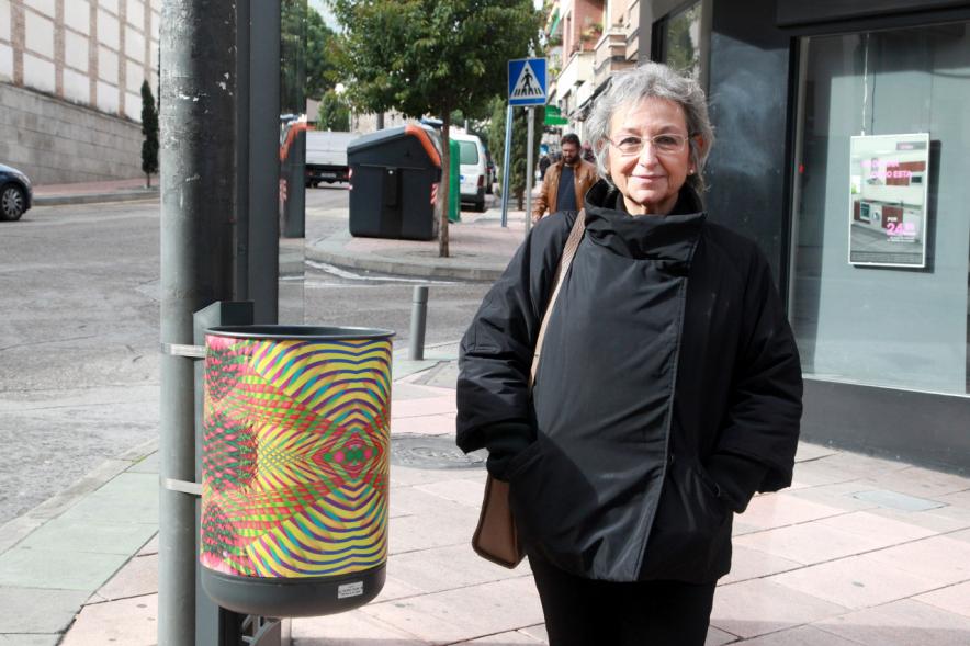 Visita a las Papeleras Diseñadas por el Colectivo ADOS - Imagen de una mujer posando junto a de las papelera.