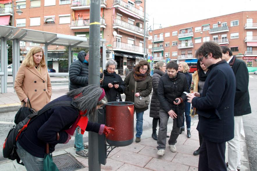 Visita a las Papeleras Diseñadas por el Colectivo ADOS - Imagen de colocación de una papelera ante las autoridades presentes.