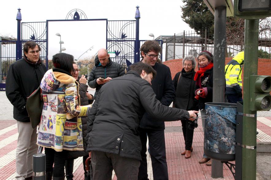 Visita a las Papeleras Diseñadas por el Colectivo ADOS - Imagen de colocación de una papelera ante las autoridades presentes.