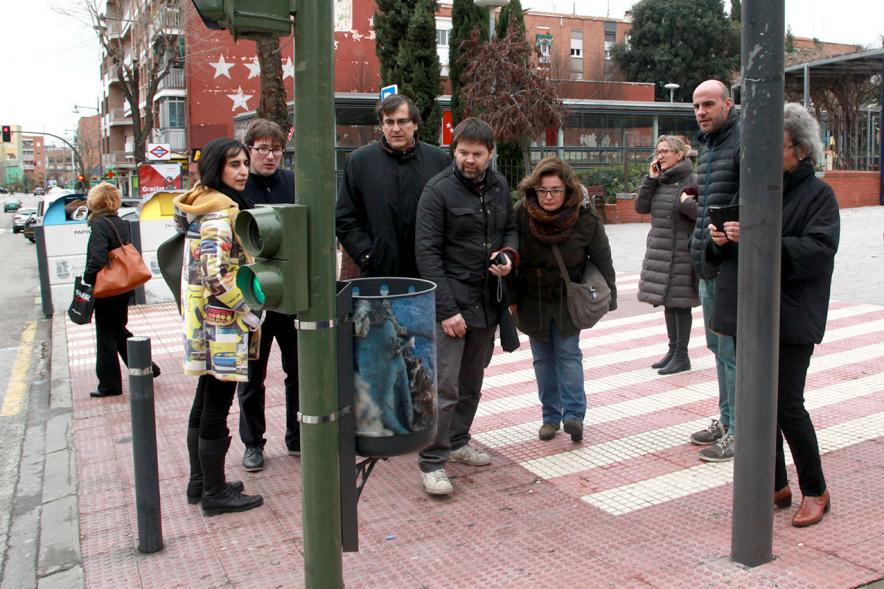 Visita a las Papeleras Diseñadas por el Colectivo ADOS - Imagen de vecinos observando la papelera.