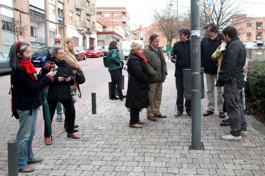 Visita a las Papeleras Diseñadas por el Colectivo ADOS - Imagen del alcalde García de Vinuesa en un momento de la visita a las papeleras.