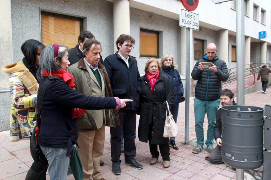 Visita a las Papeleras Diseñadas por el Colectivo ADOS - Imagen del alcalde García de Vinuesa en un momento de la visita a las papeleras.