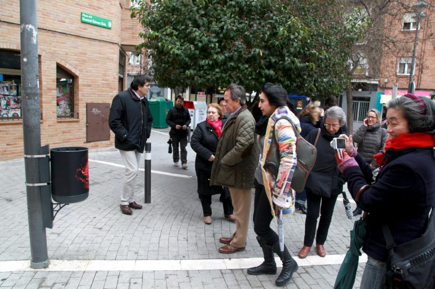 Visita a las Papeleras Diseñadas por el Colectivo ADOS - Imagen del alcalde García de Vinuesa en un momento de la visita a las papeleras.